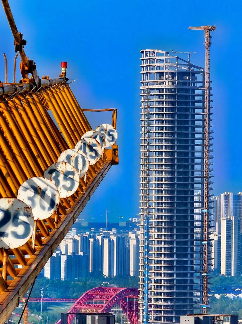 晴空下的贛州 塔吊林立，城市新顏耀眼綻放