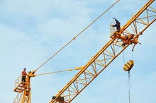 塔吊上的吶喊 為夫討薪反被拘，底層勞工維權路在何方？